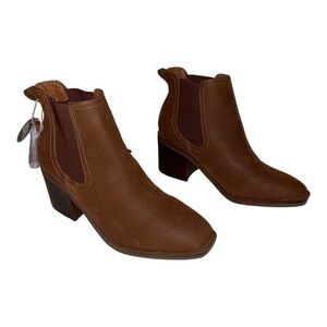 NEW Mia Smyth‎ Cognac Faux Leather Heeled Ankle Bootie Pull On Women 9M Outdoor